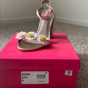 Betsy Johnson Sedona Gold Sandal. Size 9